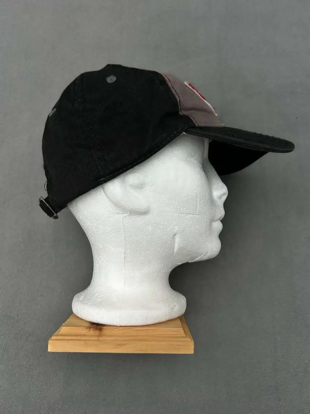 Levi's Black and Grey Batwing Logo Adjustable Baseball Hat Cap H203